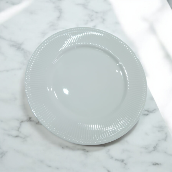 PLATO DE CERAMICA BLANCO RAYAS Y PUNTOS