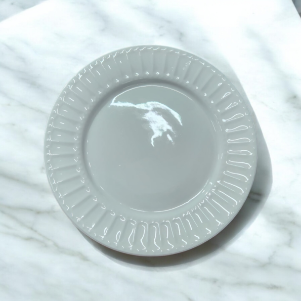PLATO CERAMICO BLANCO BORDE EN RELIEVE